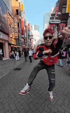 〈親は困惑〉「バカっぽいからやめて」“横揺れダンス”ブームが小学生にまで飛び火し学校でピョンピョン…火付け役は「ダサくてキモいから真似しないで」