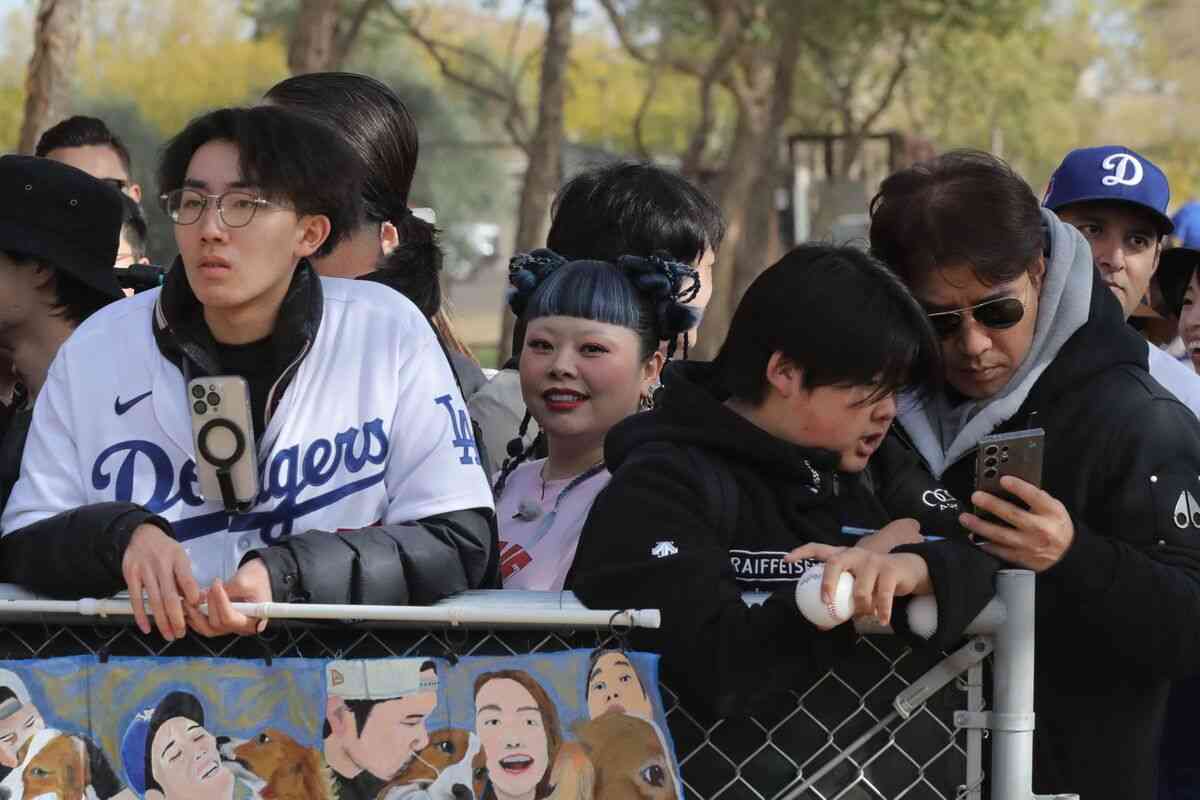 渡辺直美、大谷翔平らのドジャースキャンプに来場！　ドジャーブルー髪形で異彩放つ…山本由伸とは笑顔で交流