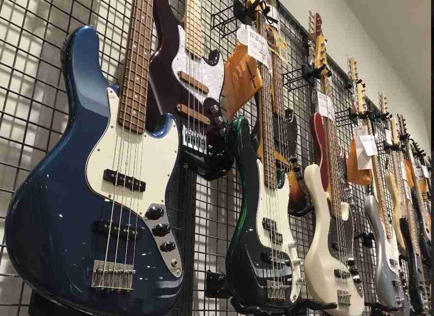 ベースが目立っててかっこいい曲を教えて欲しい