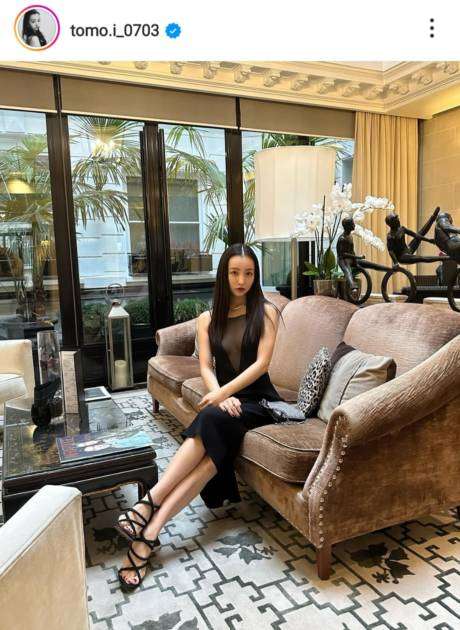 板野友美、美背中あらわな大胆ブラックドレスSHOTに絶賛の声「美しすぎます」「カッコいい」