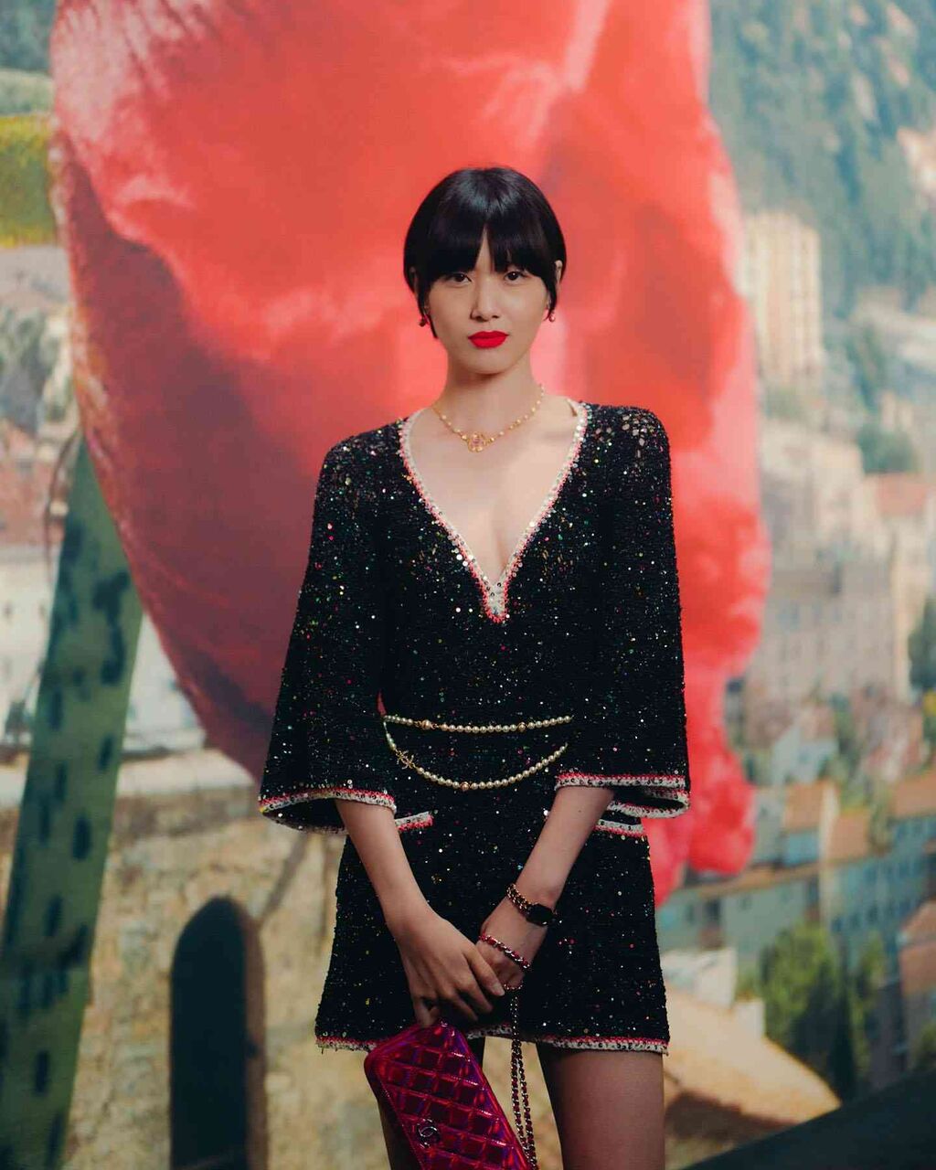 “笑わない男”稲垣啓太の妻・稲垣貴子、大胆ワンピで魅せた！178センチの超ミニ脚線美　人気女優と2ショットも