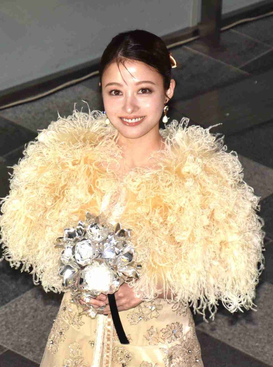 橋本環奈、クリスマスツリー点灯式 イルミネーション以上の輝き放つ