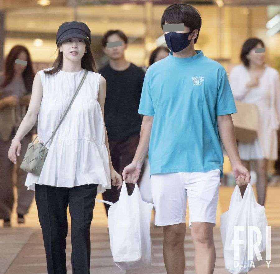 「年商3400億円」セレブ夫と大胆ノースリーブで…加藤綾子「夫婦２ショットで買い物」ラブラブ写真