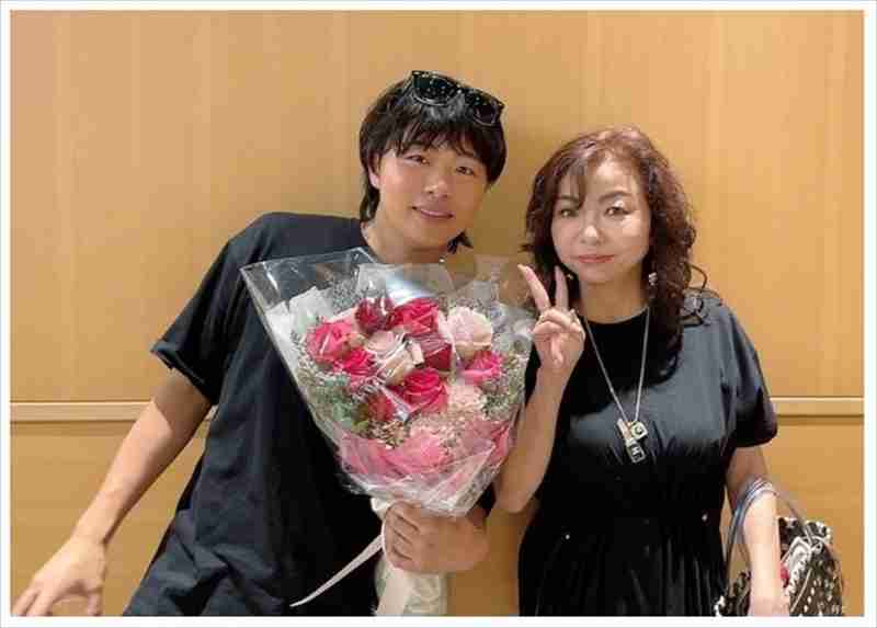 ハイヒール・モモコ、ラスベガスでの就職が決まった次男と2ショット　ハワイ生まれで「ビザなしで働けるんです」