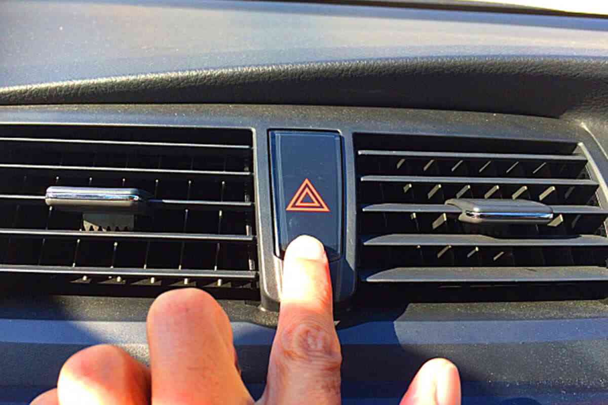 サンキューハザードや信号待ちのヘッドライト消灯は法令違反!? じつはNGだった「ささやかな気遣い」を紹介します