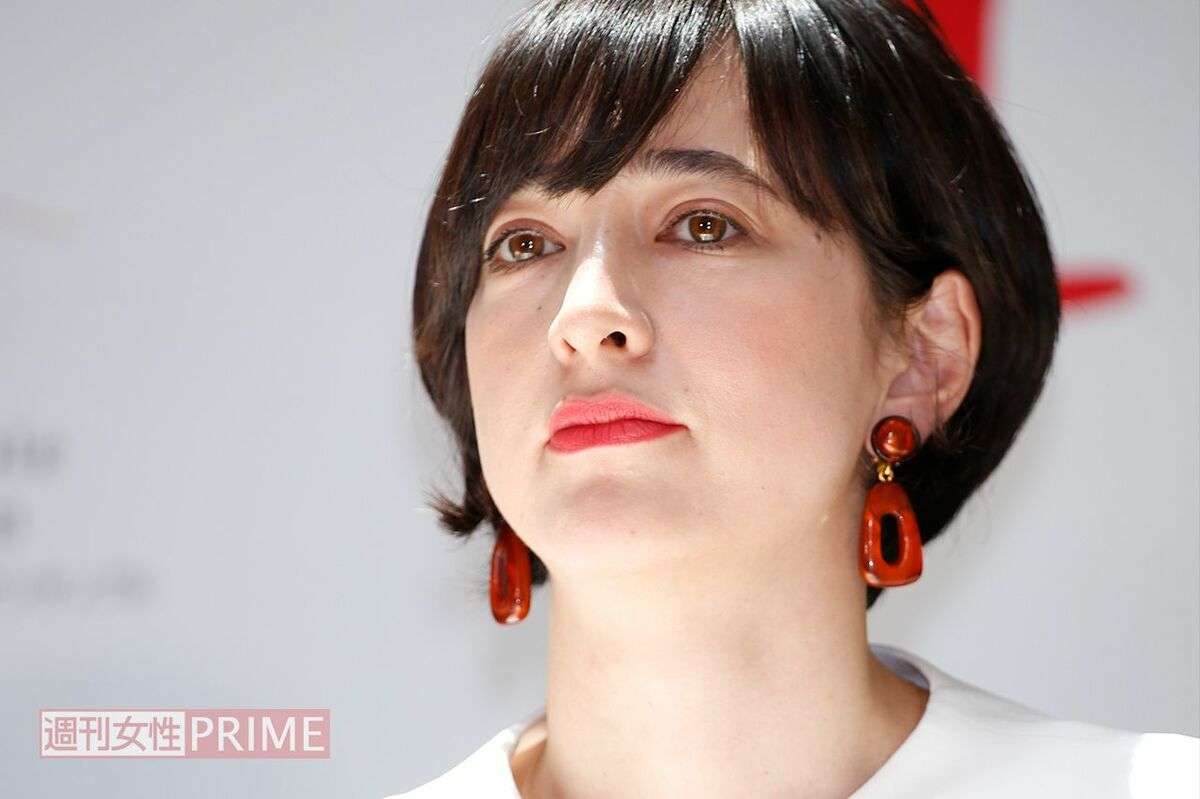 滝川クリステル「自転車転倒で顔に大ケガ」インスタ投稿に浮上する“陰謀論” 　まさかの言説が唱えられる背景に“義父・小泉純一郎”の存在