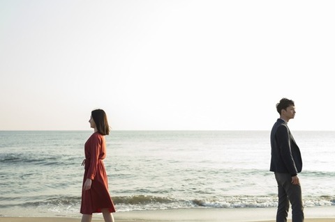 couple_leaving_beach