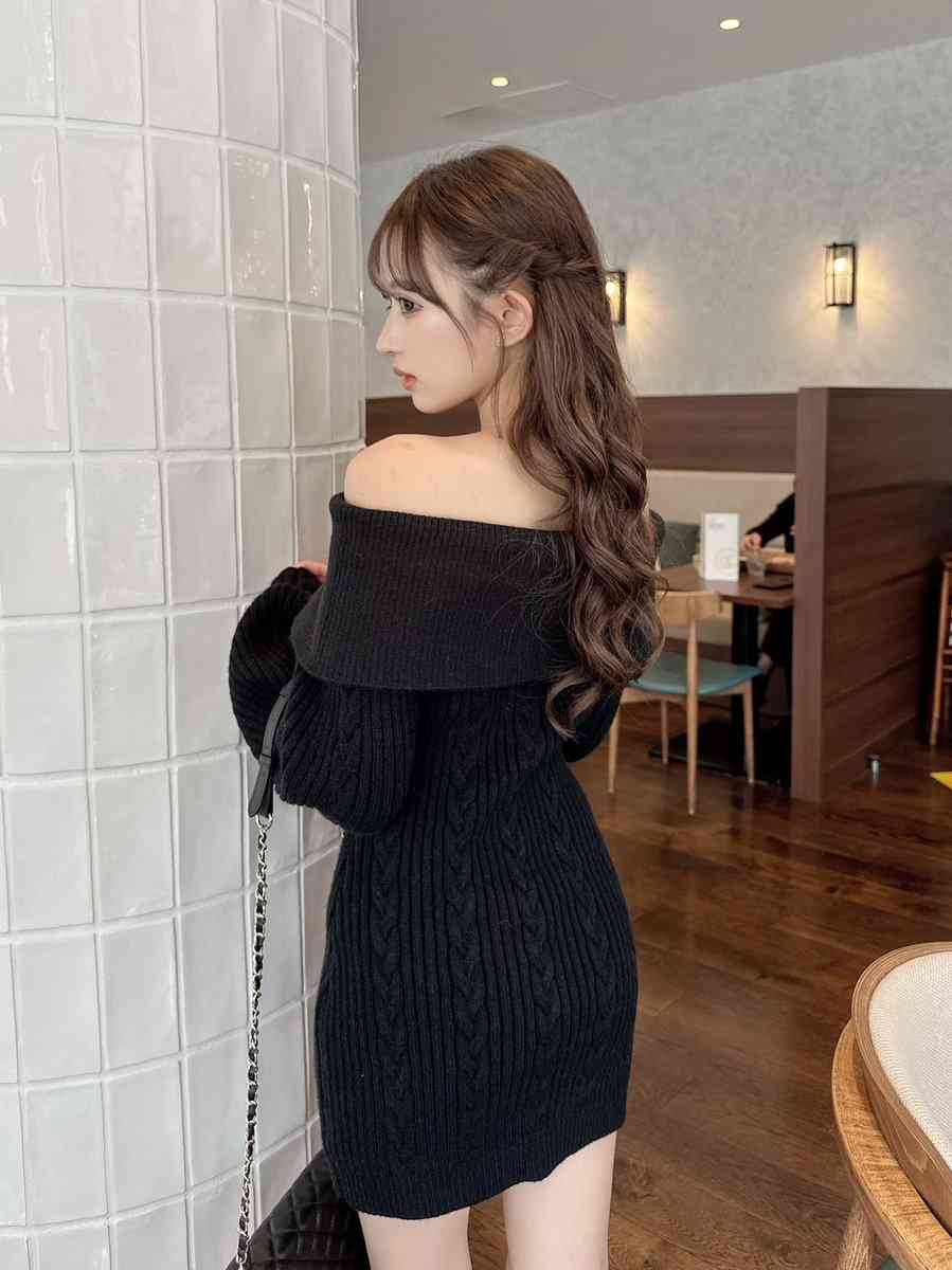 「行儀悪い」路上で袋キャベツに箸突っ込む　人気モデルのダイエット食にまさかの批判...「歩いて食べてない」本人説明