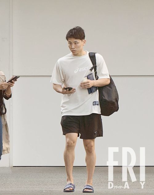 スーパーで買い物しタワマンへ…バスケ日本代表・河村勇輝「アイドル練習生と半同棲」熱愛スクープ写真