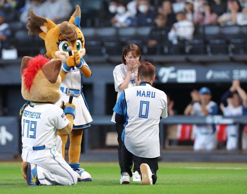 観客も思わずもらい泣き　エスコンでサプライズ「プロポーズ大作戦」ストライクなら…で日本ハム・上川畑が好アシスト　涙、涙のプロポーズ成功に球場喝采