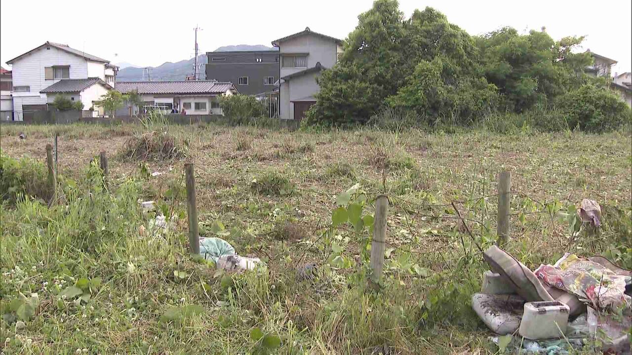 ロケットランチャーに手りゅう弾、拳銃のようなものが多数…北九州市の河川敷近くで見つかった箱の中から凶器　警察が鑑定へ