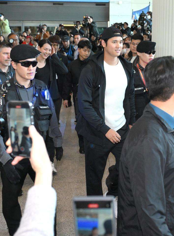 大谷翔平、空港大フィーバーで新妻を気づかう　先頭歩くも振り返り　数歩後ろの真美子さんと視線合わせる　韓国到着