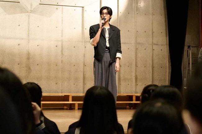 Snow Man目黒蓮のサプライズ来校に歓声　国内初、中高生活でサングラス着用自由化の女子聖学院中・高