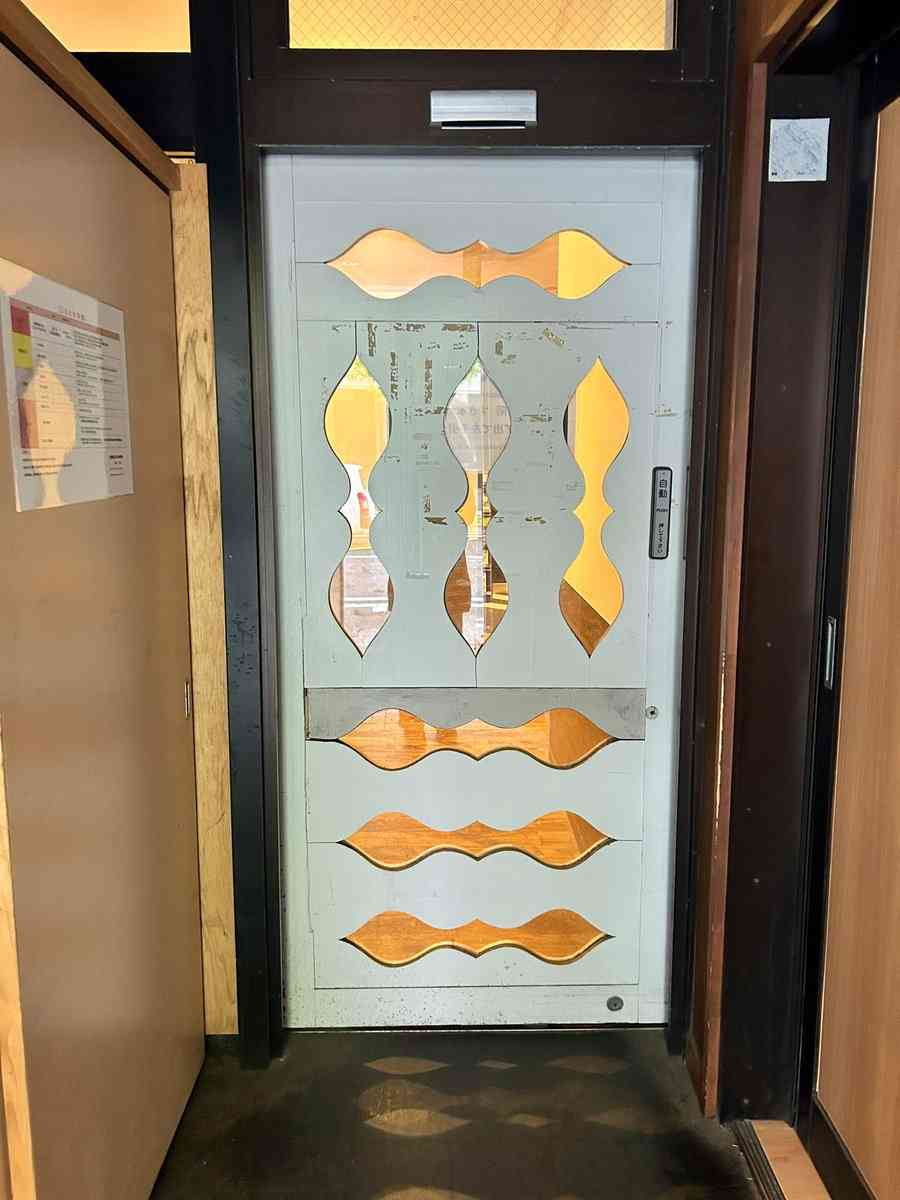 予約したマッサージ店の入り口がこれだった「この扉がピンとくる奴は40歳以上」「このドアは日本人の遺伝子に組み込まれたね」