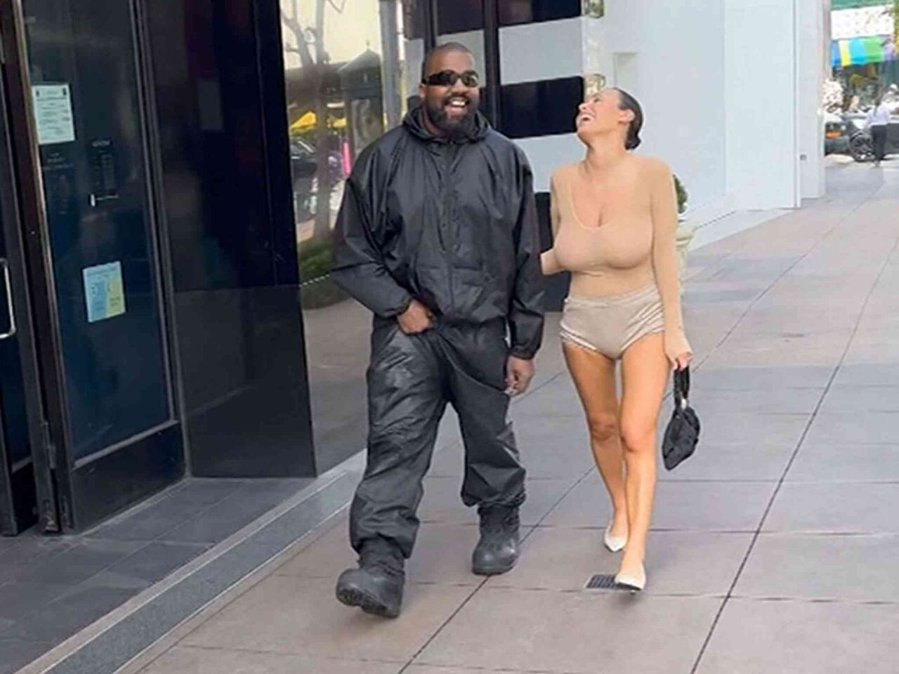 「ほぼ裸」で連日出没...カニエ妻、大事な部分をスマホで隠しただけの過激衣装から、蛍光色の「半ケツ」タイツまで