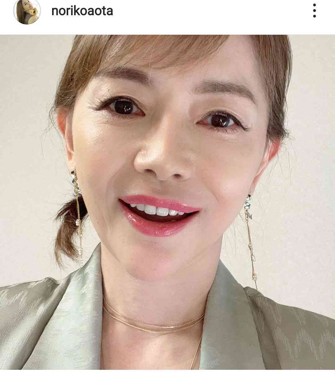 玉置浩二の妻・青田典子、55歳の最新ショットが素敵！「若返ってますね」「お肌もツルツル憧れます」