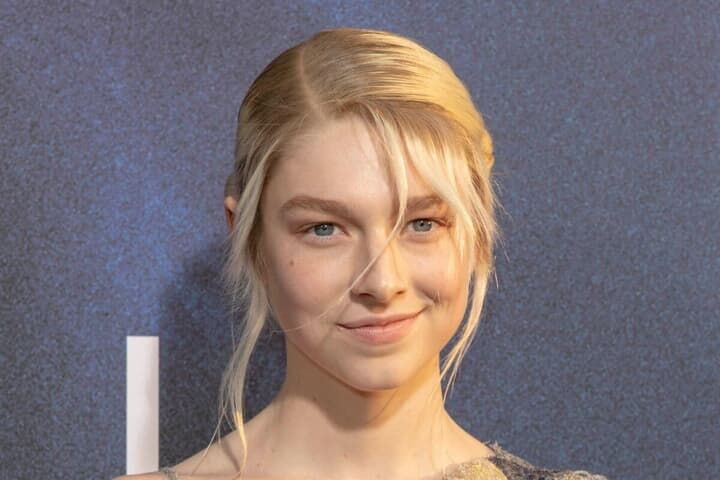 大事な部分を「羽根」で隠しただけ...米若手女優、ほぼ丸見えドレスに「悪趣味」の声