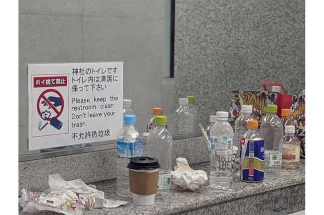 「バチ当たりすぎる」　伏見稲荷大社のトイレに大量のゴミ…3か国語の注意書きもお構いなし