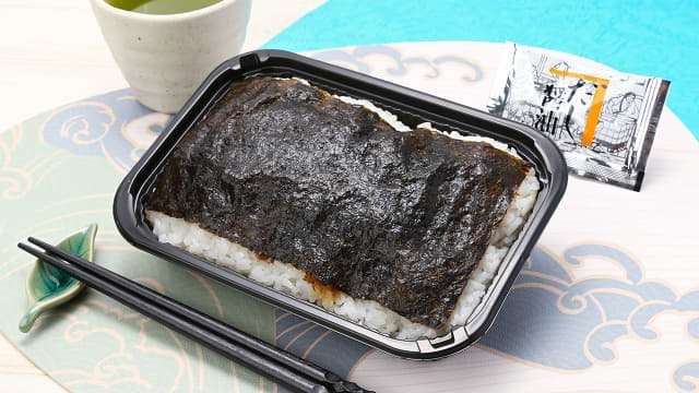ご飯約400gにおかかと海苔をのせただけのまさに“のり弁”! だし醤油付きで税込300円! ローソンストア100が「おなかいっぱい！海苔弁当」を発売