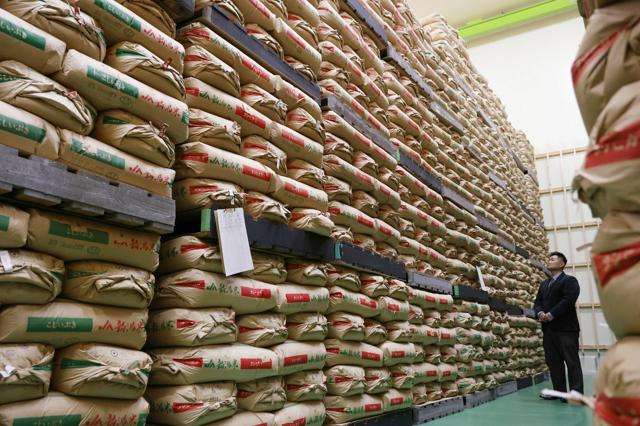 政府の備蓄米放出、21万トンに　まずは15万トン　状況みて追加