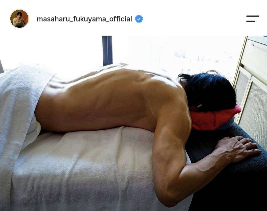 「刺激が強すぎ」福山雅治、裸で横たわる“バキバキ背筋”ショット公開「この肉体美はヤバい」「すごい鍛えてかっこいい」