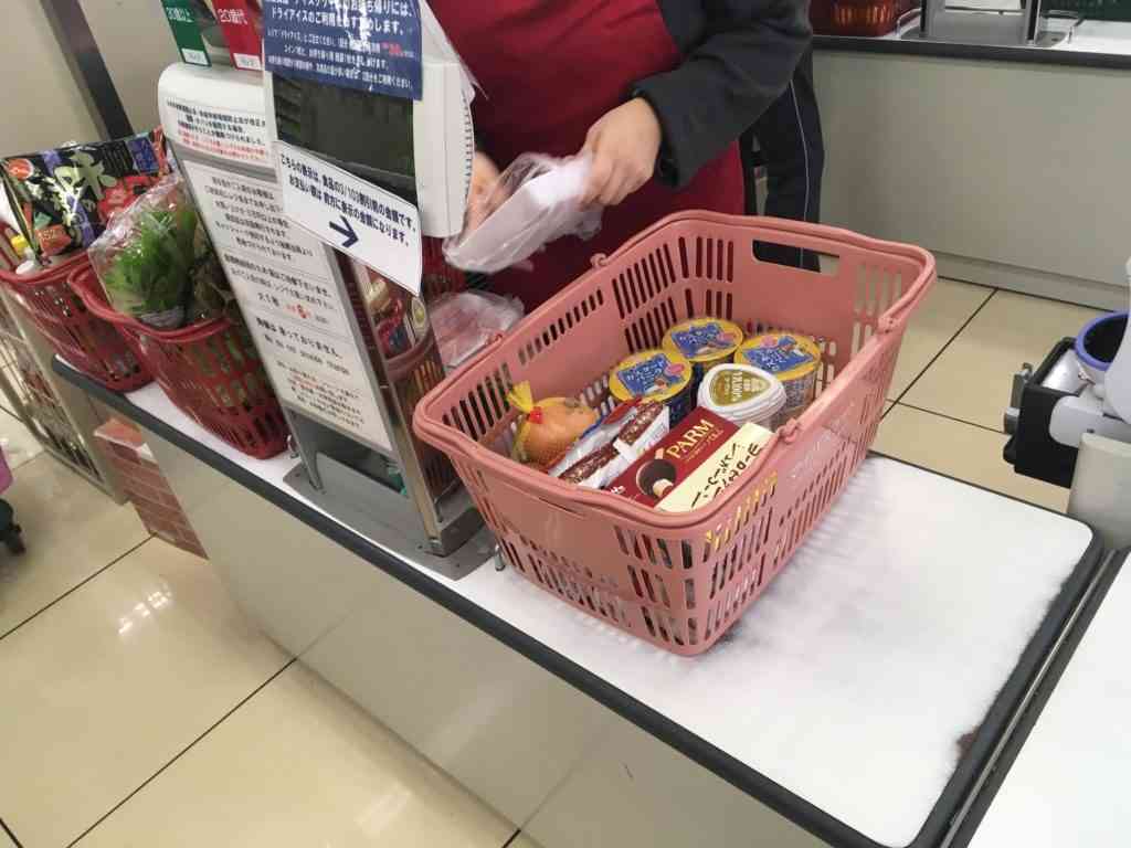 ＜納得いかない対応＞会計中にペットボトル落下。無言で戻す店員にイラっ！みんなは許せる？