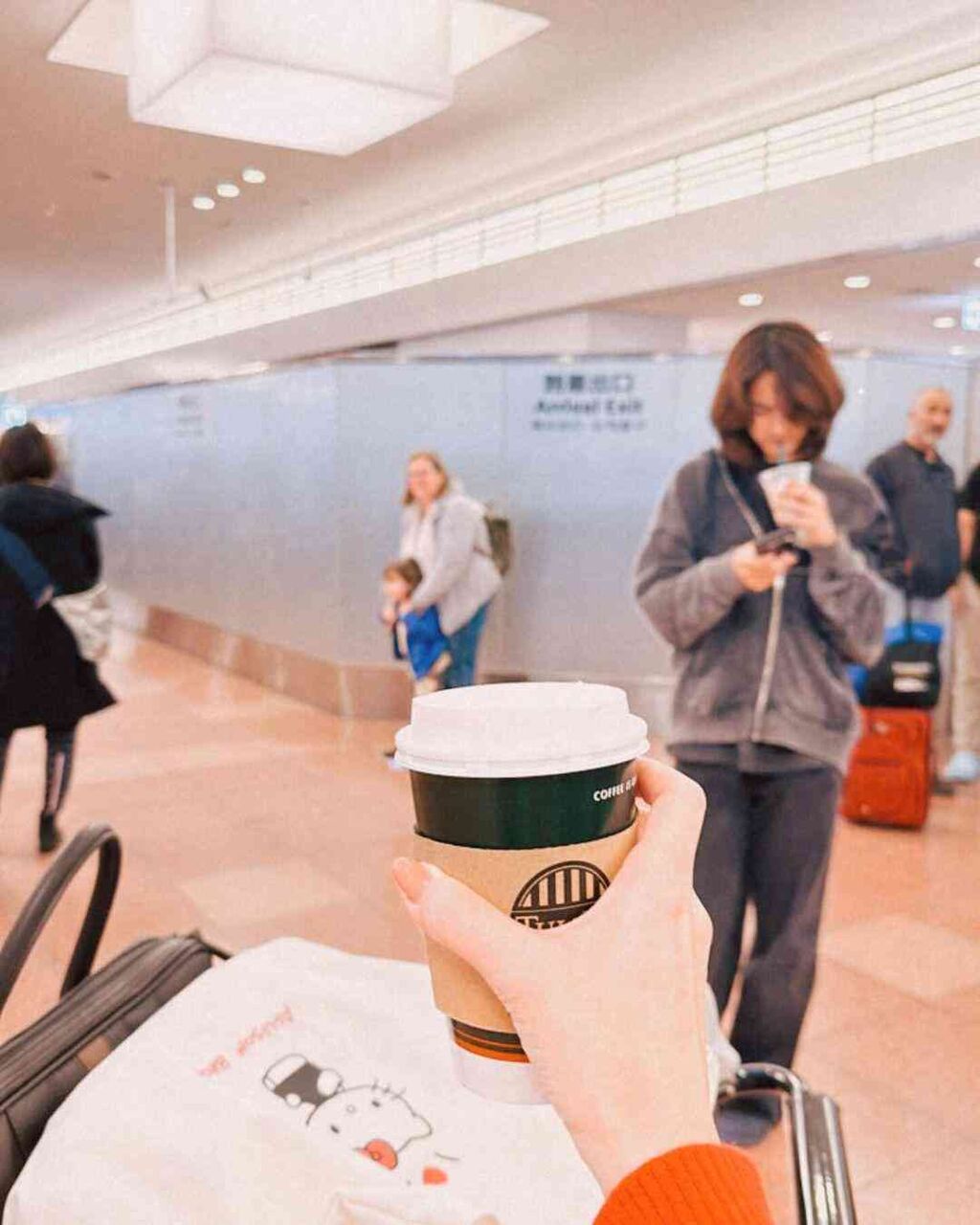 紗栄子、英国から帰国したイケメン長男の“顔出し”にファン騒然！「16歳でこの色気」「目元そっくり」