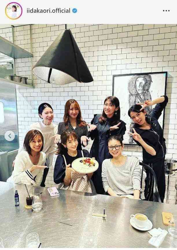 ほしのあき45歳が10代のままキュートなスマイル「みんな変わらない」元モー娘。飯田圭織らとパーティー