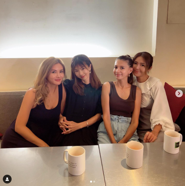 吉川ひなの、3年ぶりに帰国　ほしのあき＆福王寺彩野らに再会し“アラフォー女子”小顔4ショット「皆様、お幾つになられても素敵」