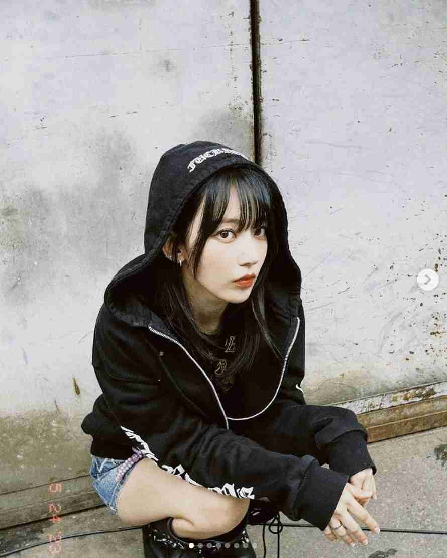 LE SSERAFIM宮脇咲良「NANA」風ショットで美脚＆ウエスト大胆披露
