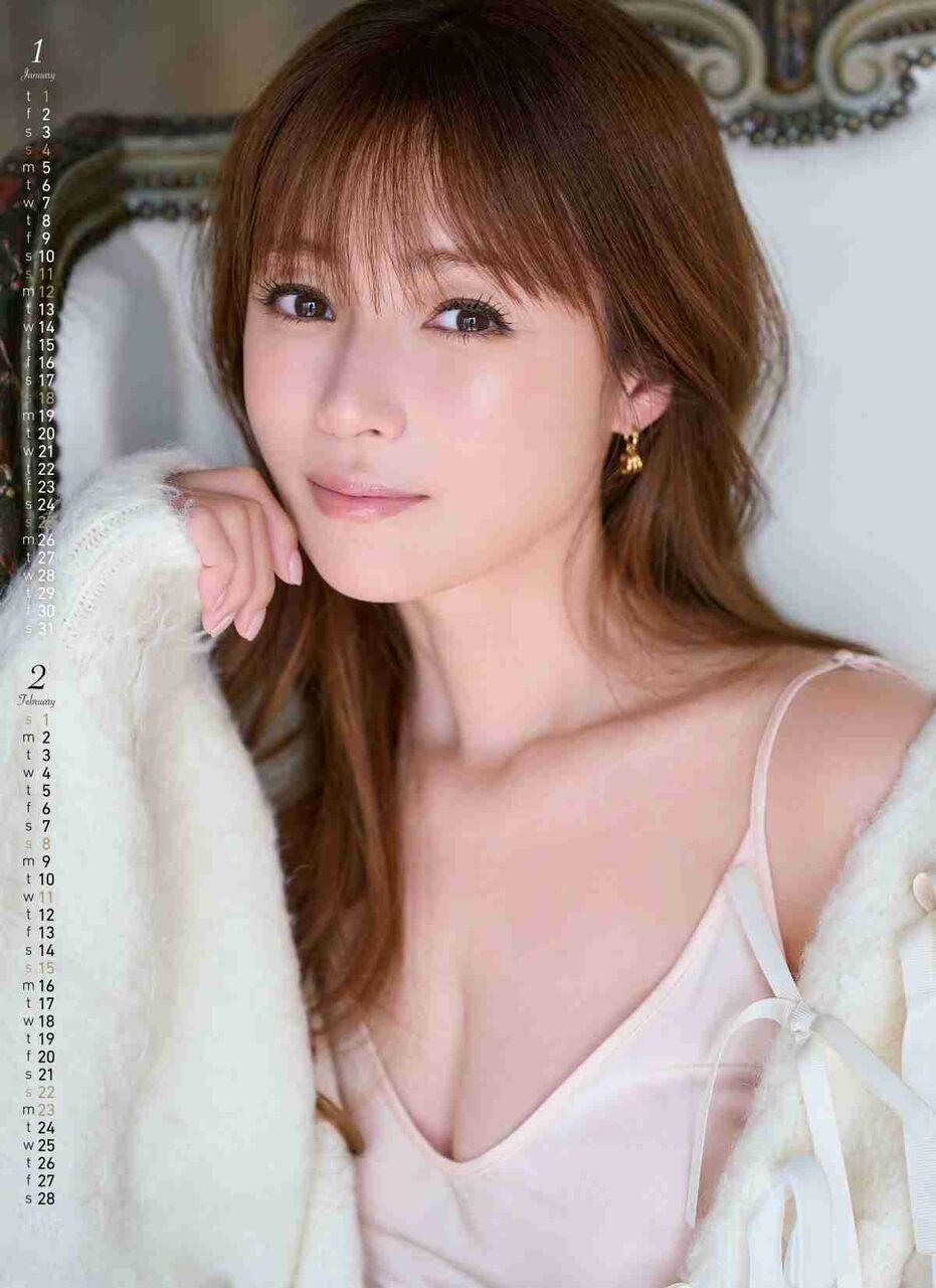 深田恭子、胸元あらわな大胆ショット…すらりとした美脚も 愛犬と彩る2026年カレンダー