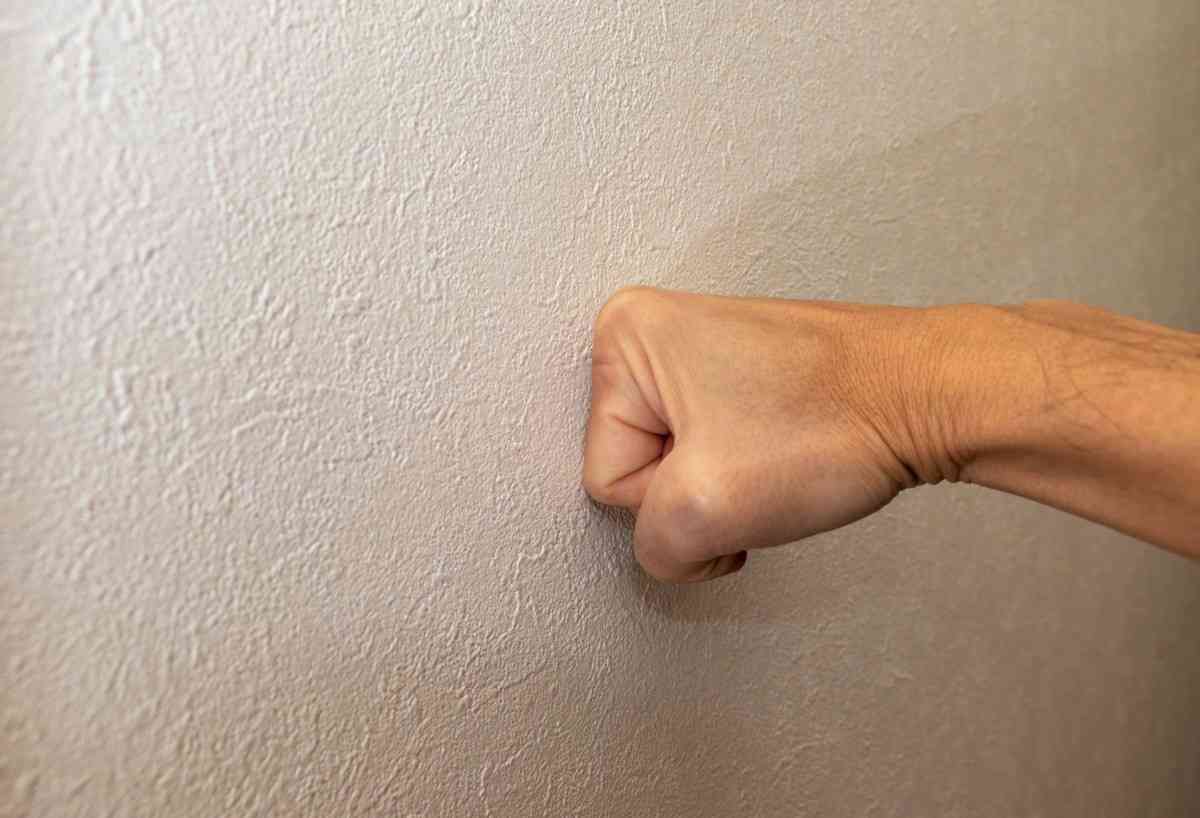 「大きな音を立てて物を置く」「ドアを乱暴に閉める」…イライラやストレスで「物に当たる」人、なぜ？　精神科専門医に聞いた