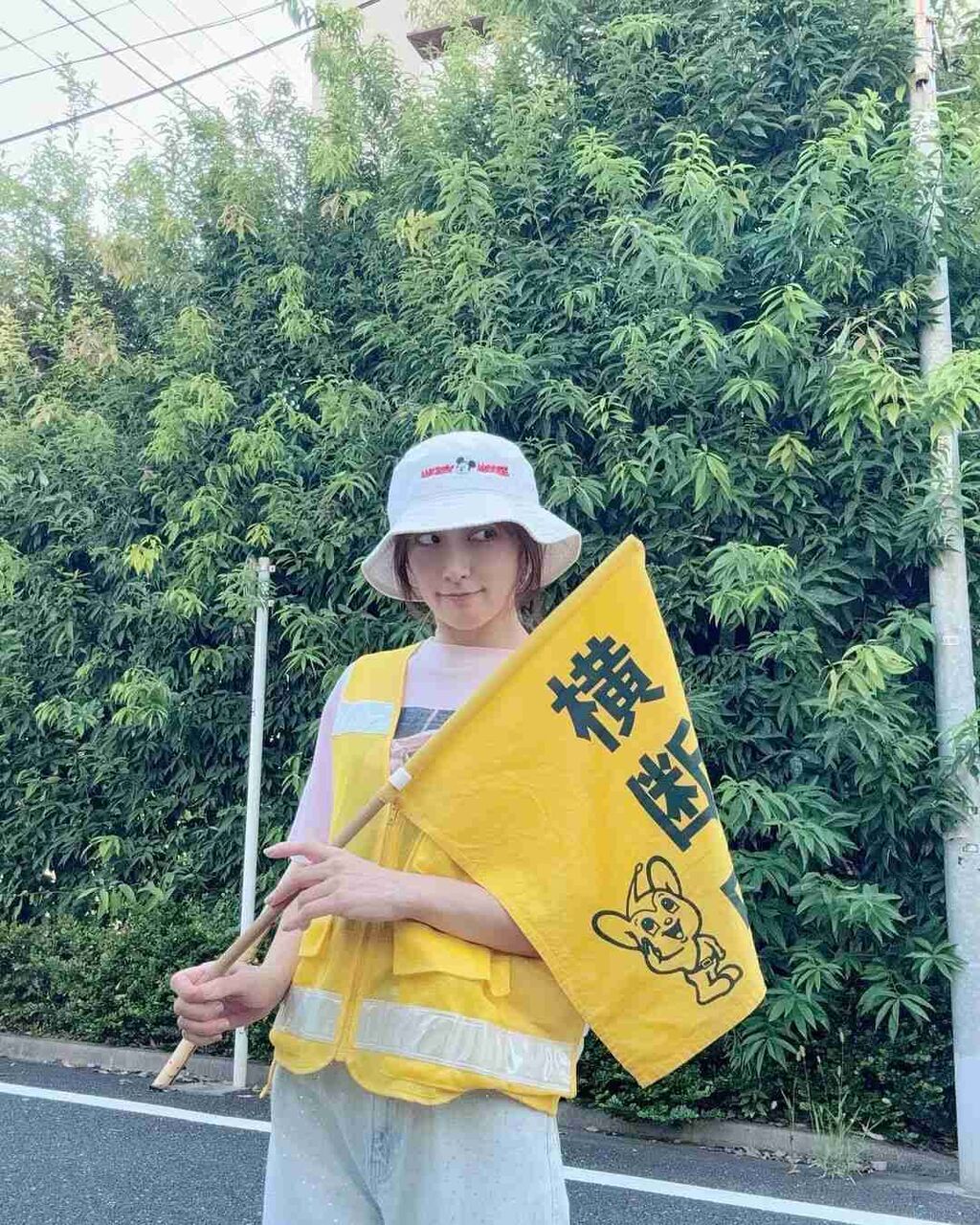 熊田曜子　朝の交通当番　黄色のベストで旗振り　反響「マジメに交通安全を願う母」「暑い中、お疲れ様でした～」