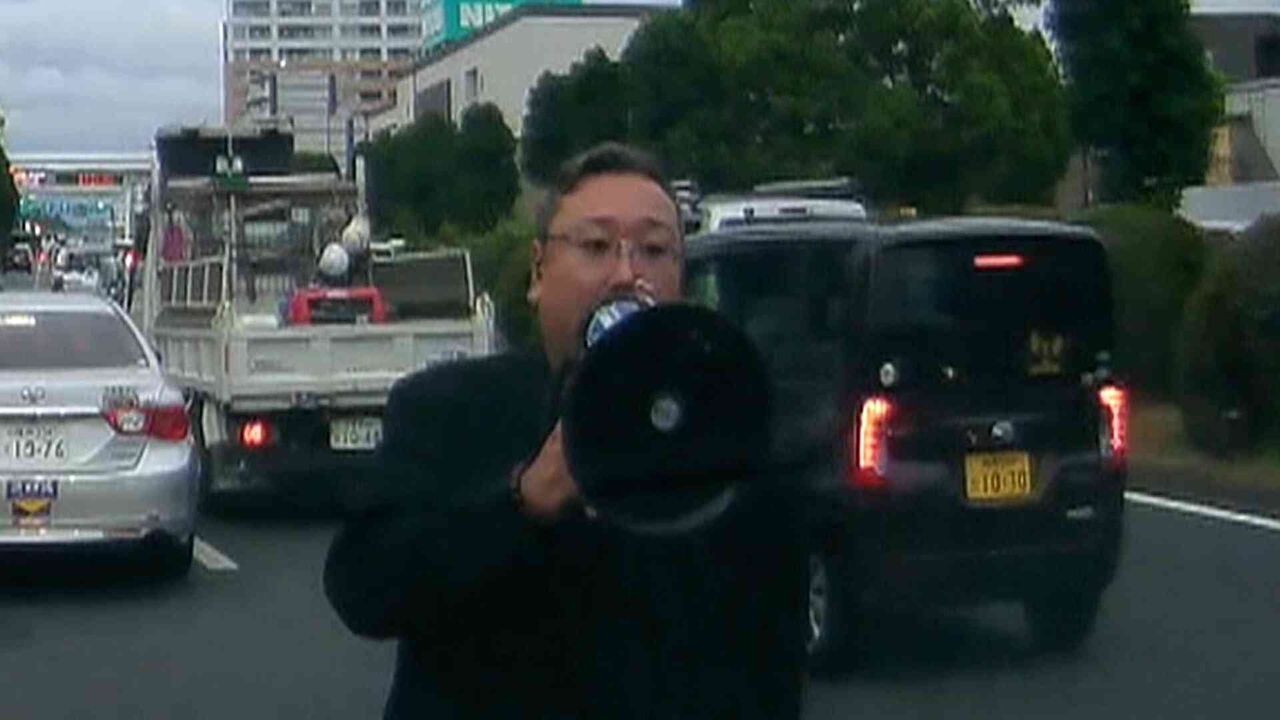 拡声器で脅迫「つけ回してやろうか!」道路の真ん中で子供が乗った車に大音量で脅し5時間に及ぶやりとり　自称・政治結社会長　三浦一希容疑者（35）逮捕