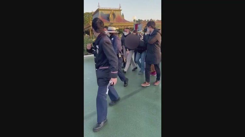東京ディズニーランドでパレードに男が乱入「迷惑行為」で取り押さえられ 現行犯逮捕　千葉県警