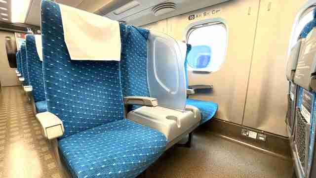 「アラサーだけど新幹線の座席倒せない」　悩める投稿に「無言で倒せばええねん」という意見