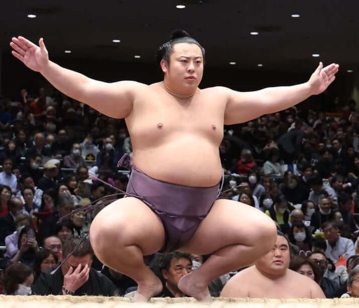 「暴力ともいえるぶつかり稽古を食らわせ、倒れると顔面を蹴り上げた」　イケメン力士「翔猿」の凄絶パワハラ　“女物のパンツを買ってこい”と強要も