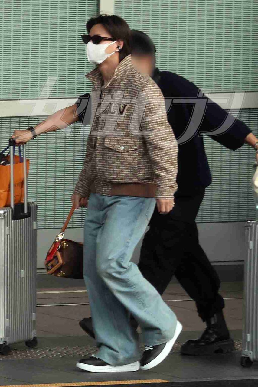 平野紫耀、パリで行われたルイ・ヴィトンのコレクションから帰国　空港では集まったファンが“大名行列”　パニック寸前の中、にこやかに手を振るファンサービス