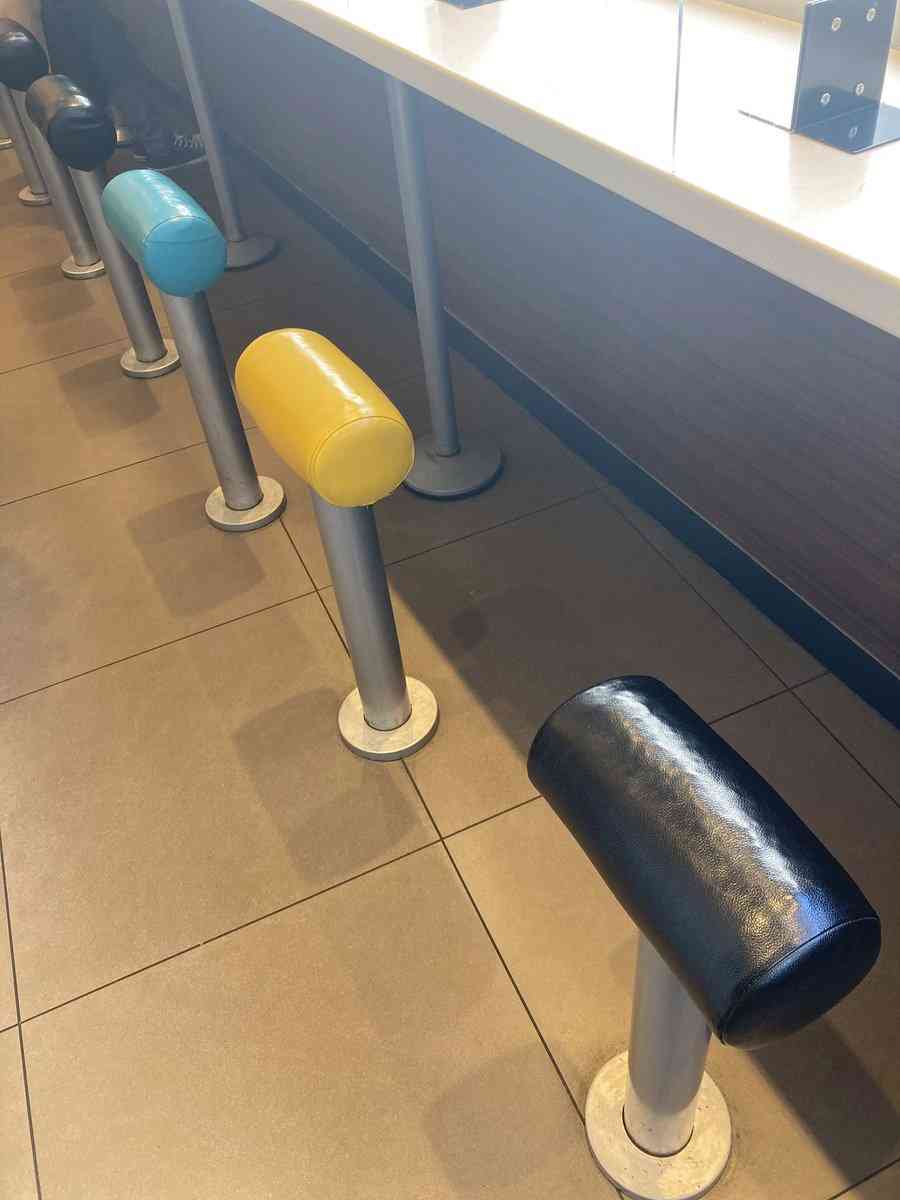 『東京のマックの椅子キモすぎ』店内で飲食するための椅子の形に賛否両論「椅子じゃなくて止まり木」「回転してナンボの店やし仕方ない」