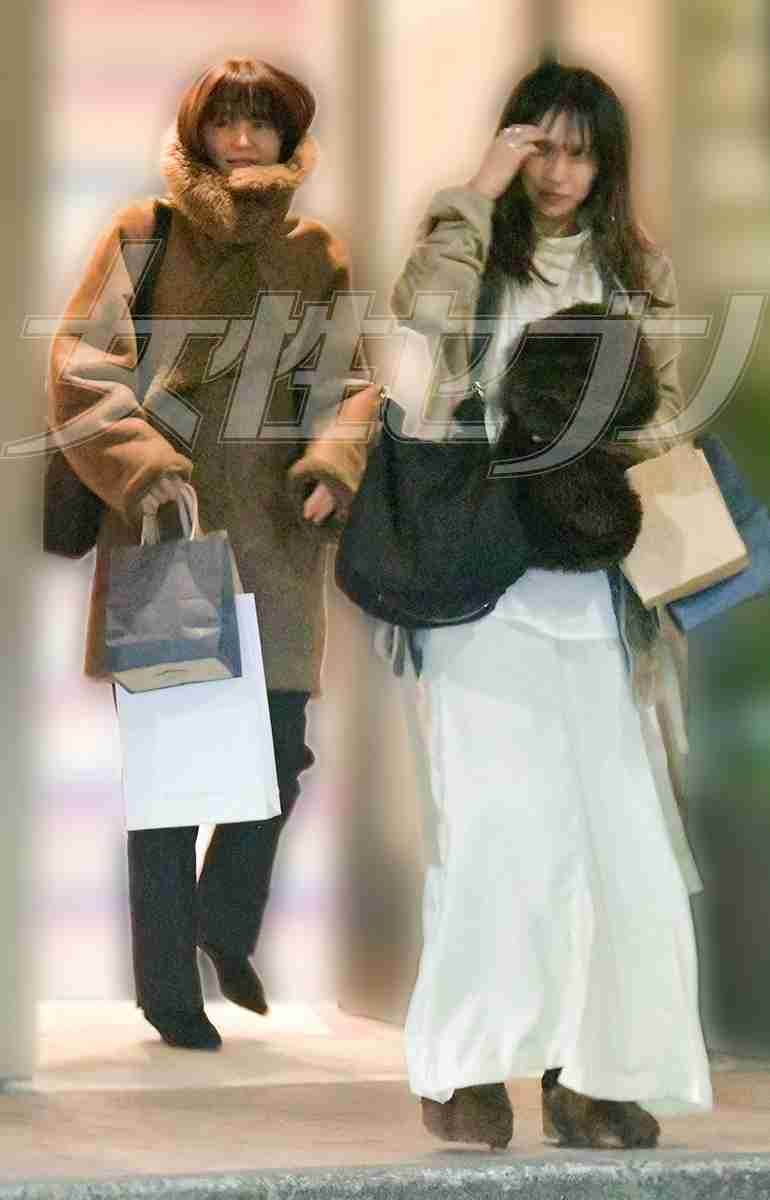 長澤まさみ「寒波の夜にほろ酔い熱唱」スタイリングを任せる親友・野波麻帆と昭和レトロな雰囲気のスナックへ、マイク片手に美声を披露