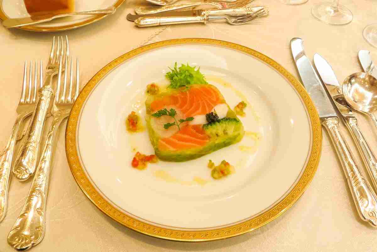 立派な“コース料理”が苦手な人たちの本音　「マナーに緊張」「下戸だと間が持たない」「食べきれない」