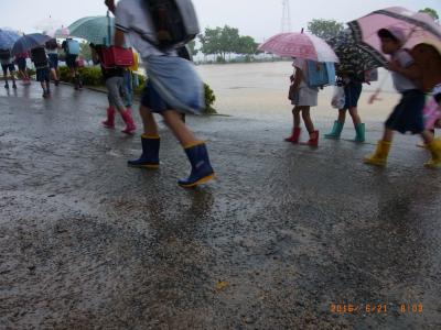 長靴をはきたがらない 小学生の雨の日の靴どうしてる アラサー女性のためのコスメ メイク 恋愛情報集めました 長靴をはきたがらない 小学生の雨の日の靴どうしてる アラサー女性のためのコスメ メイク 恋愛情報集めました