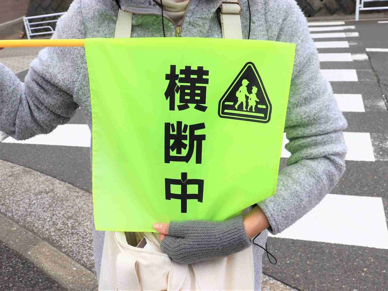 「雨の日は濡れたまま旗を…」冷え込む朝の「旗当番」が大変すぎる問題。埼玉県在住・3児の母が抱える葛藤