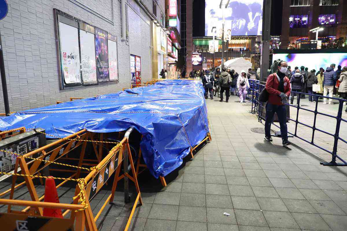 「突然追い出された」…歌舞伎町・トー横に大量機材　「排除か」広がる臆測　新宿区は否定