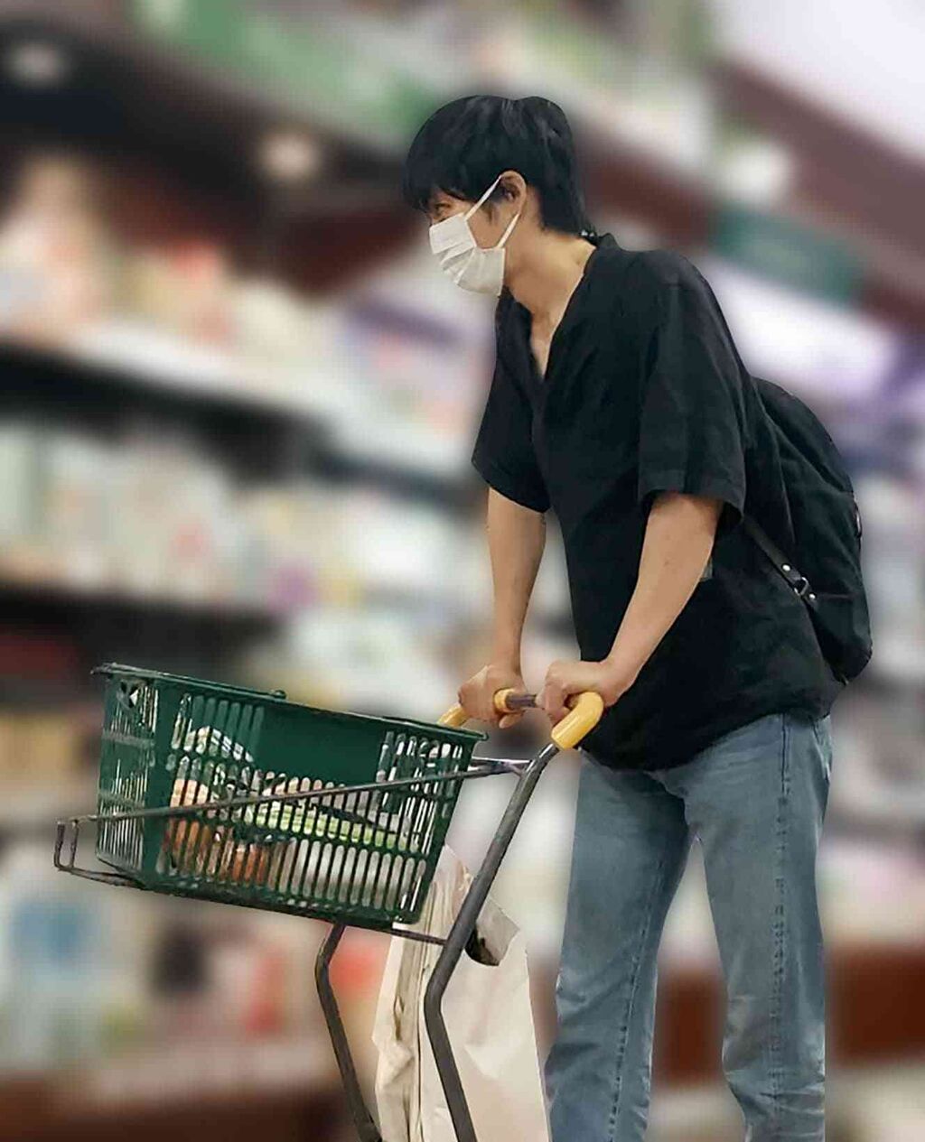 出演ドラマ大ヒットの松坂桃李…普段は「良きパパ＆夫」妻・戸田恵梨香と「家族で仲良く買い物」写真