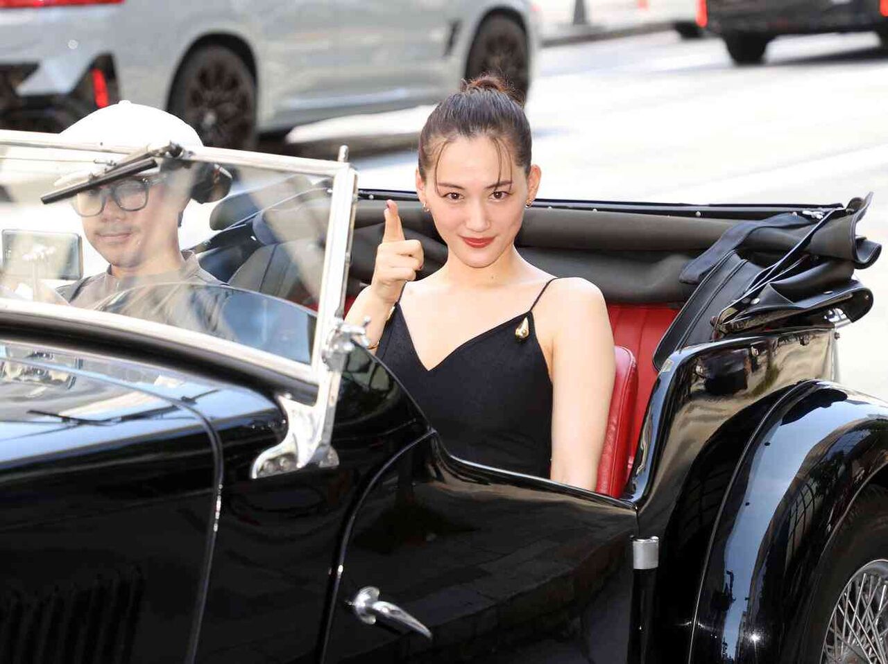 綾瀬はるか　クラシックカーに乗り銀座の街に登場「猛暑を吹っ飛ばすくらいのアクション」と笑顔