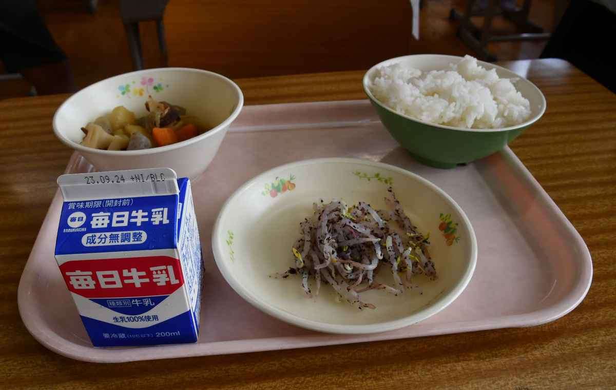 「和食とあわない」学校給食に牛乳不要論　コスト高も議論の背景