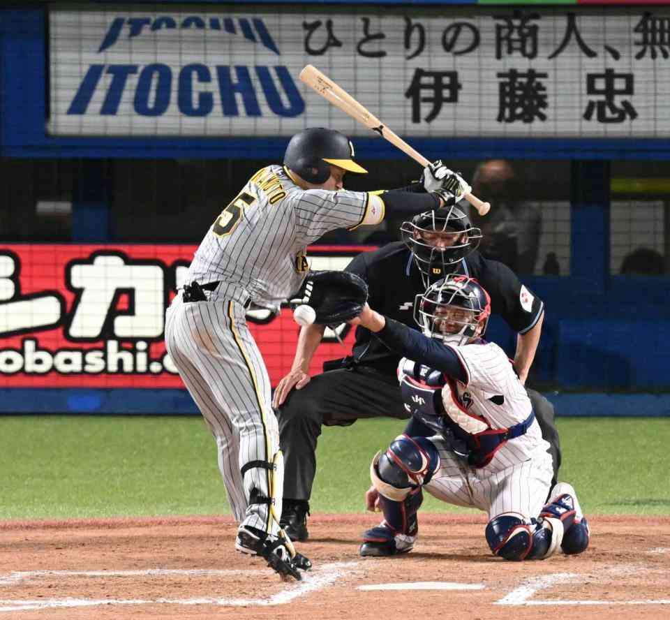 阪神・近本の右脇腹に死球　神宮球場が騒然＆怒号が飛び交う　大量リードの九回に　岡田監督の表情に怒りにじむ