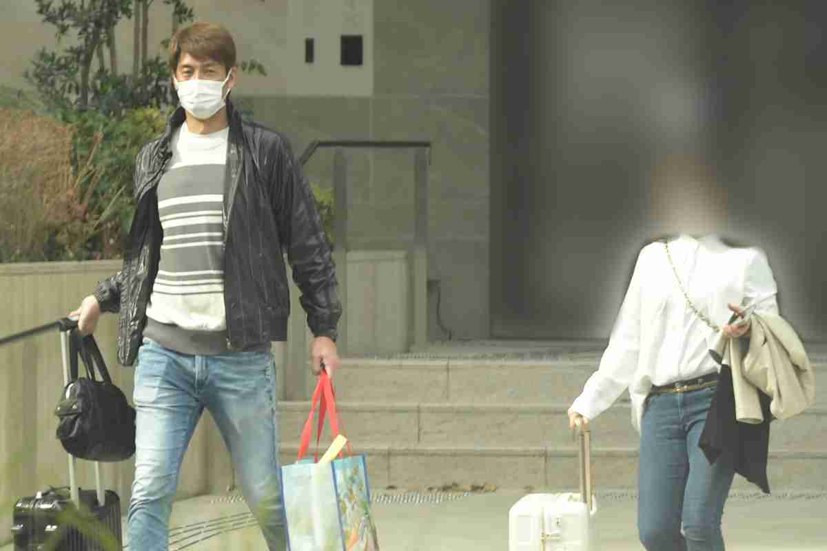 《ディズニーで手つなぎ》バレー元日本代表エース・山本隆弘、お揃い帽子で密着婚外デート