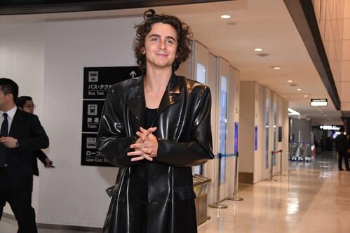 ハリウッド若手スターティモシー・シャラメ、初来日でハグ神対応に女性ファン200人号泣＆絶叫